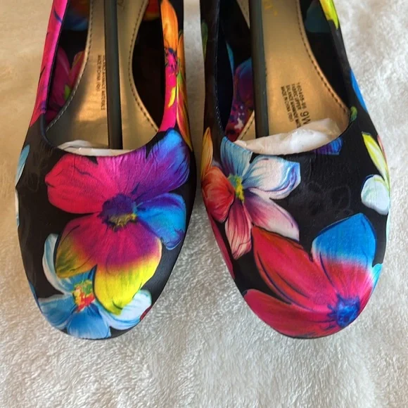 NWOT, 9 wide, Angel Flex Black Floral Closed , Round Toe Pumps Shoes. - Picture 6 of 14